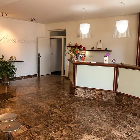Les Amandiers Hotel