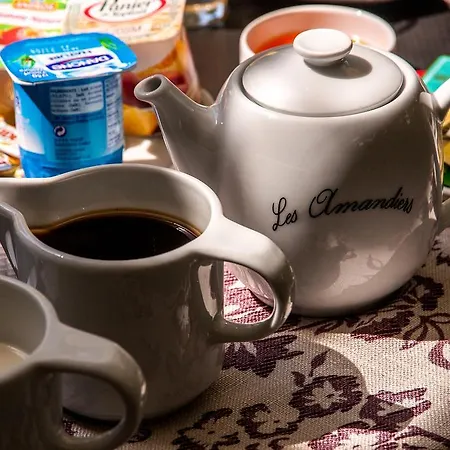 Les Amandiers
